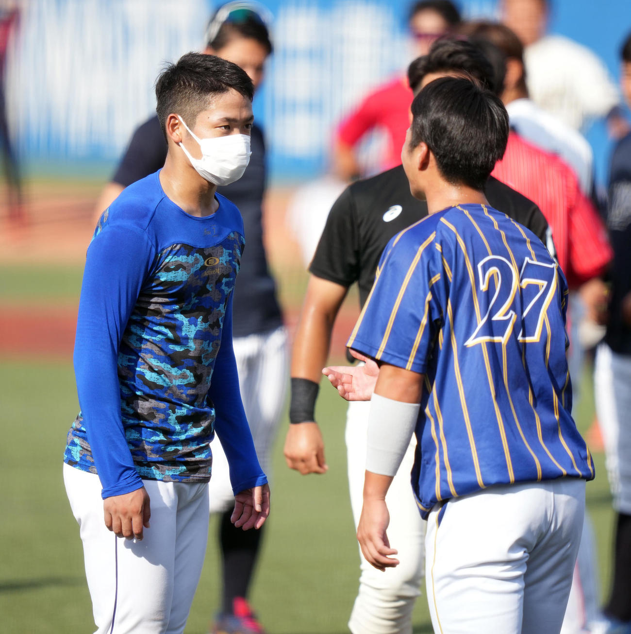U23NPB選抜対大学・社会人選抜　試合前練習で丸山（右）と談笑する根尾（撮影・鈴木みどり）