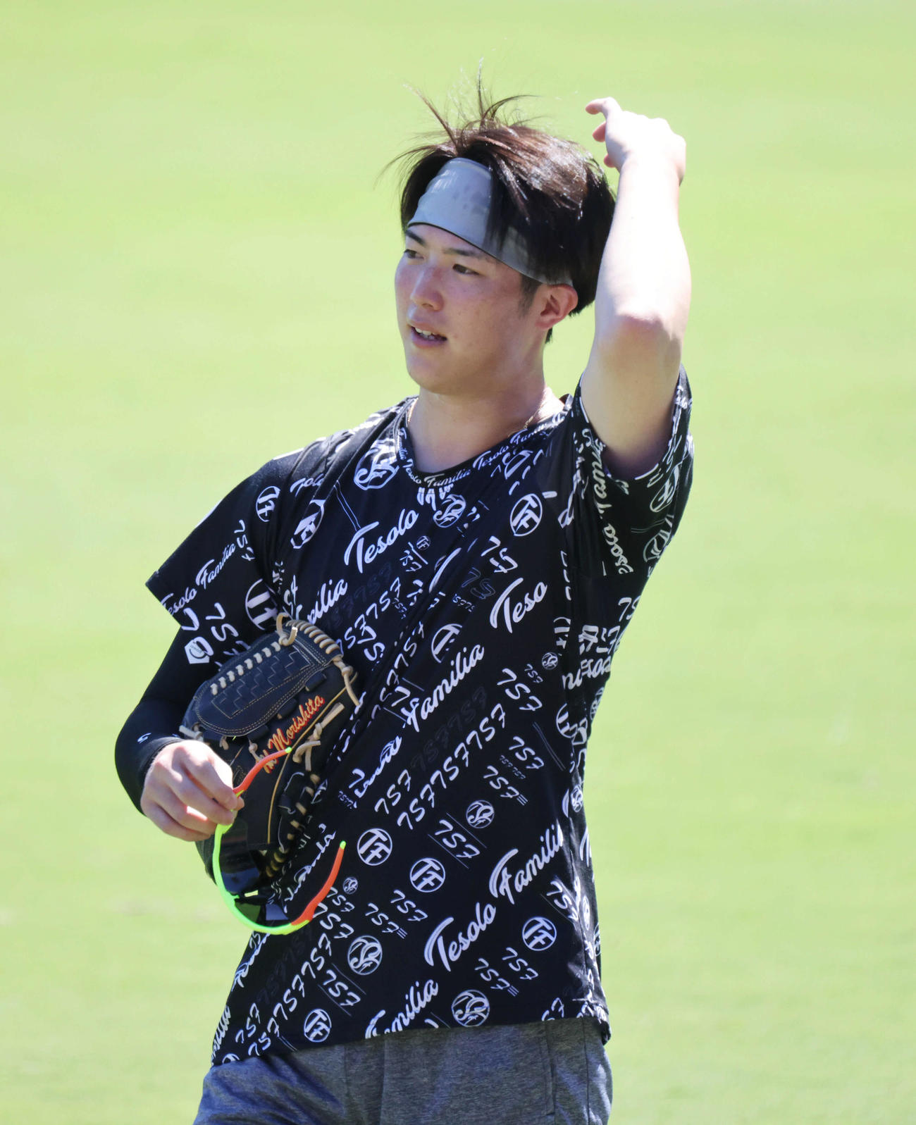 広島投手指名練習　キャッチボール後、サングラスを外す森下（撮影・加藤孝規）