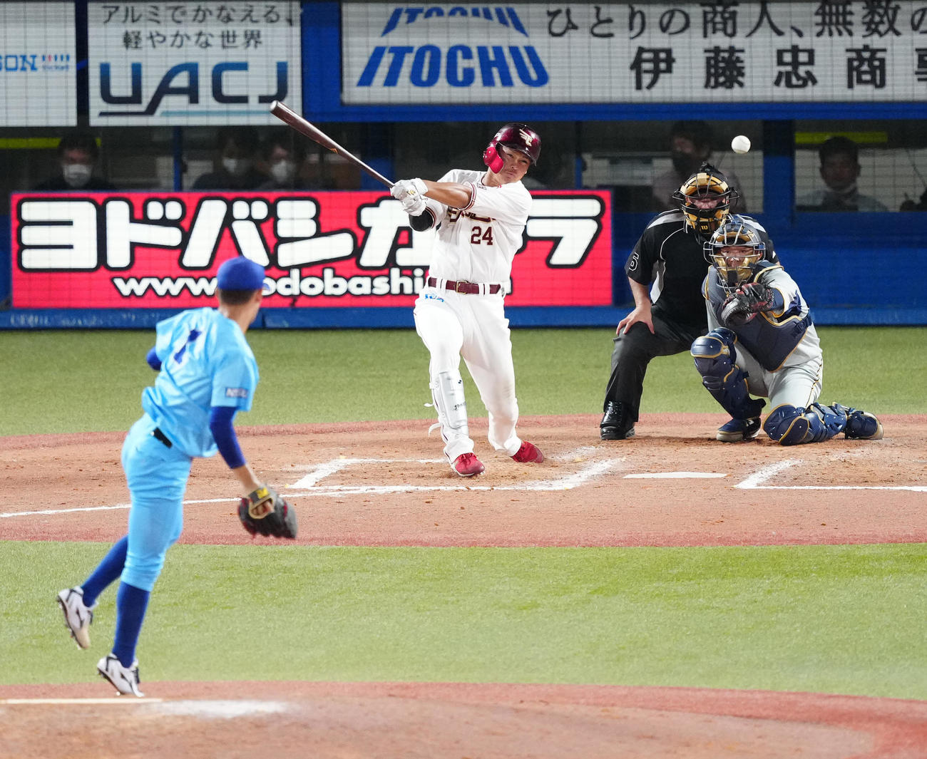 U23NPB選抜対大学・社会人選抜　7回裏U23NPB選抜1死、二塁打を放つ黒川。投手矢沢（撮影・江口和貴）