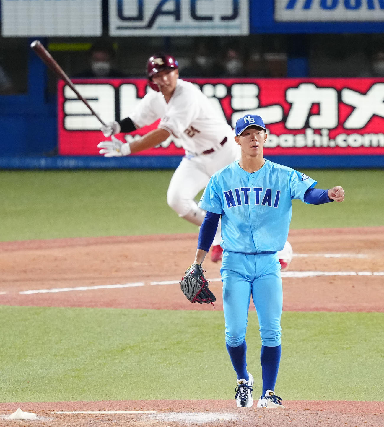 U23NPB選抜対大学・社会人選抜　7回裏U23NPB選抜1死、黒川（後方）に二塁打を浴びる矢沢（撮影・江口和貴）
