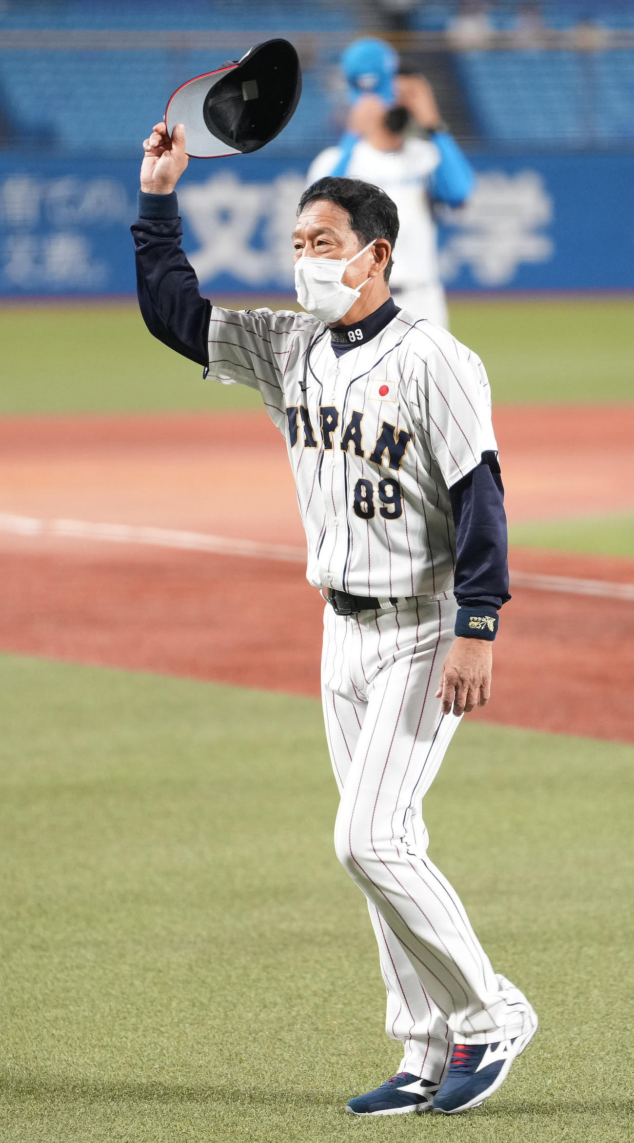 U23NPB選抜対大学・社会人選抜　大学・社会人選抜に勝利し、声援に応える栗山監督（撮影・鈴木みどり）