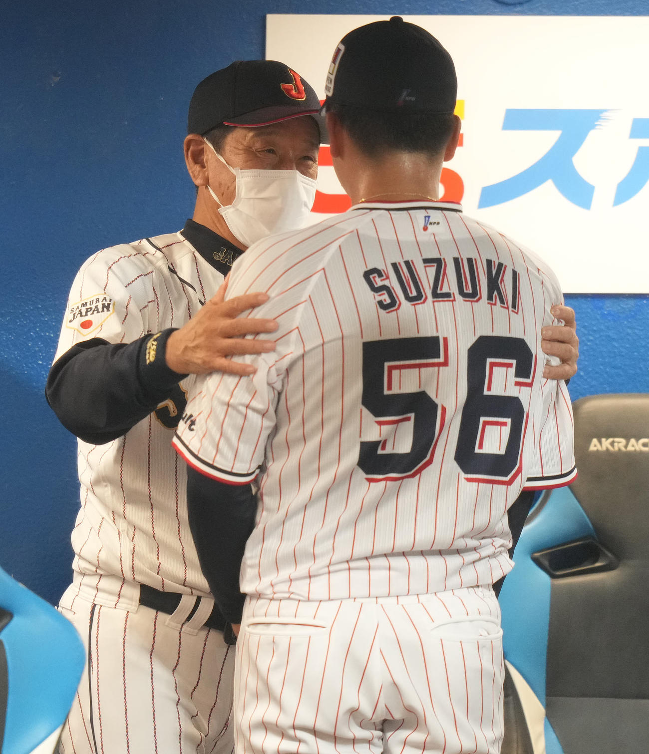 U23NPB選抜対大学・社会人選抜　8回表に5点を失った鈴木（右手前）を励ます栗山監督（撮影・鈴木みどり）