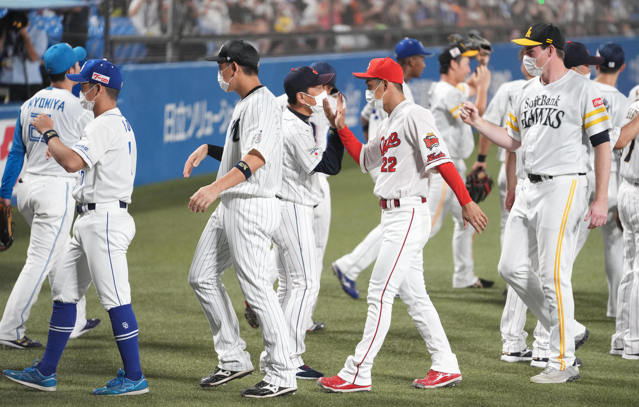 U23NPB選抜対大学・社会人選抜　大学・社会人選抜に勝利し、ナインを迎える栗山監督（中央）（撮影・鈴木みどり）