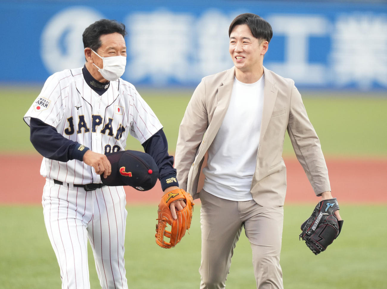 U23NPB選抜対大学・社会人選抜　ファーストピッチセレモニーの投球を終え笑顔の、斎藤佑樹氏（右）と捕手を務めた栗山監督（撮影・鈴木みどり）