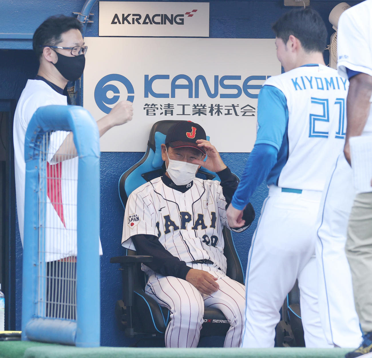 U23NPB選抜対大学・社会人選抜　試合前、U23NPB選抜円陣のかけ声を日本ハム清宮（右）が務め満足げな笑顔を見せる栗山監督（中央）（撮影・垰建太）