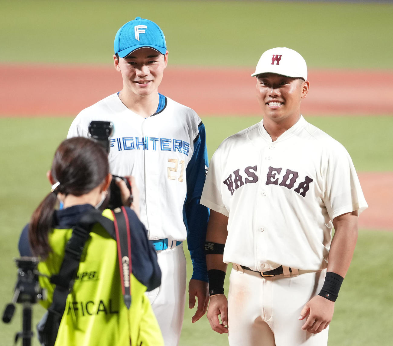 U23NPB選抜対大学・社会人選抜　試合後、記念撮影する清宮（左）と蛭間（撮影・鈴木みどり）