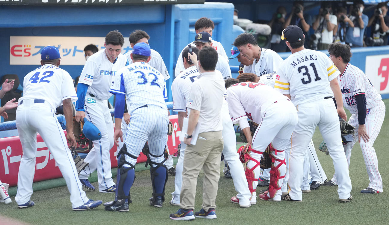 U23NPB選抜対大学・社会人選抜　試合前、円陣で声出しする清宮（左から2人目）（撮影・鈴木みどり）
