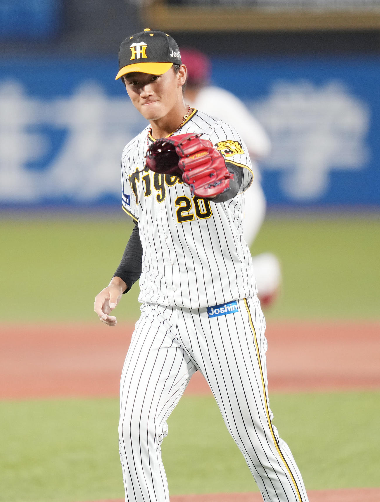 U23NPB選抜対大学・社会人選抜　3回表を無失点に抑え、グラブを突き出す森木（撮影・鈴木みどり）