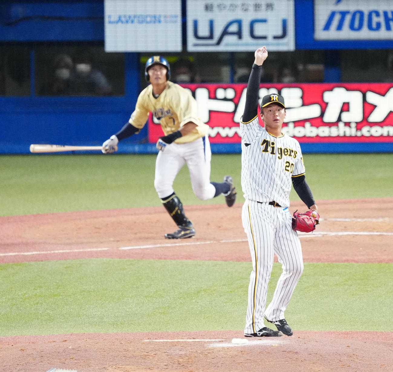 U23NPB選抜対大学・社会人選抜　3回表大学・社会人選抜2死一塁、泉口（後方）を中飛に仕留める森木（撮影・江口和貴）