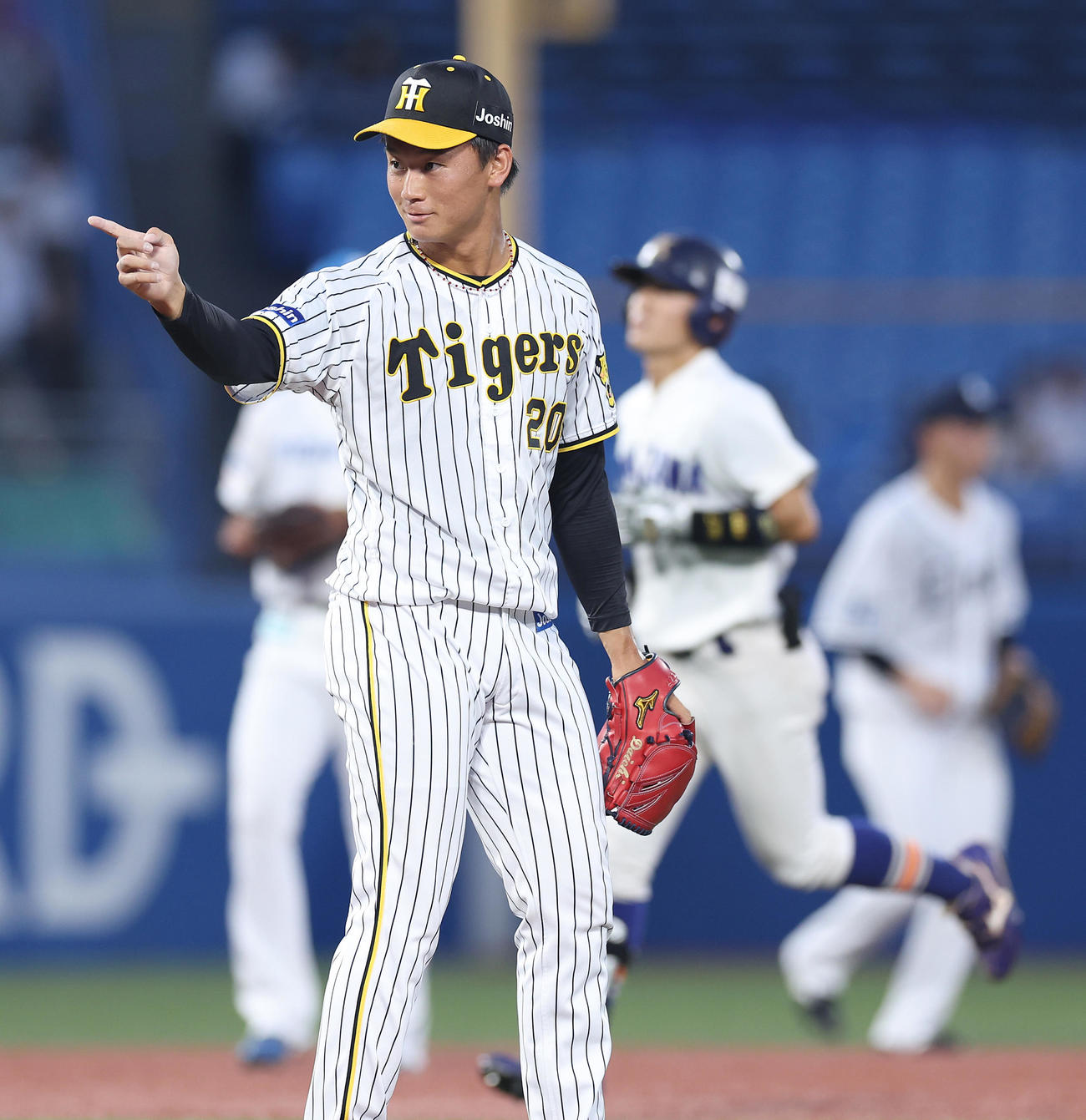 U23NPB選抜対大学・社会人選抜　3回表大学・社会人選抜無死、林（右）を左飛に仕留める森木（撮影・垰建太）