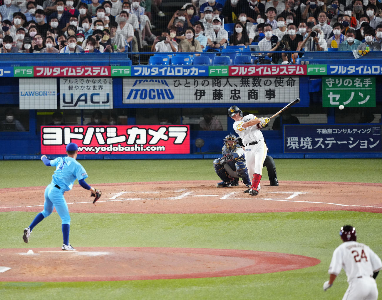 U23NPB選抜対大学・社会人選抜　7回裏U23NPB選抜1死二塁、適時二塁打を放つ正木。投手矢沢（撮影・江口和貴）