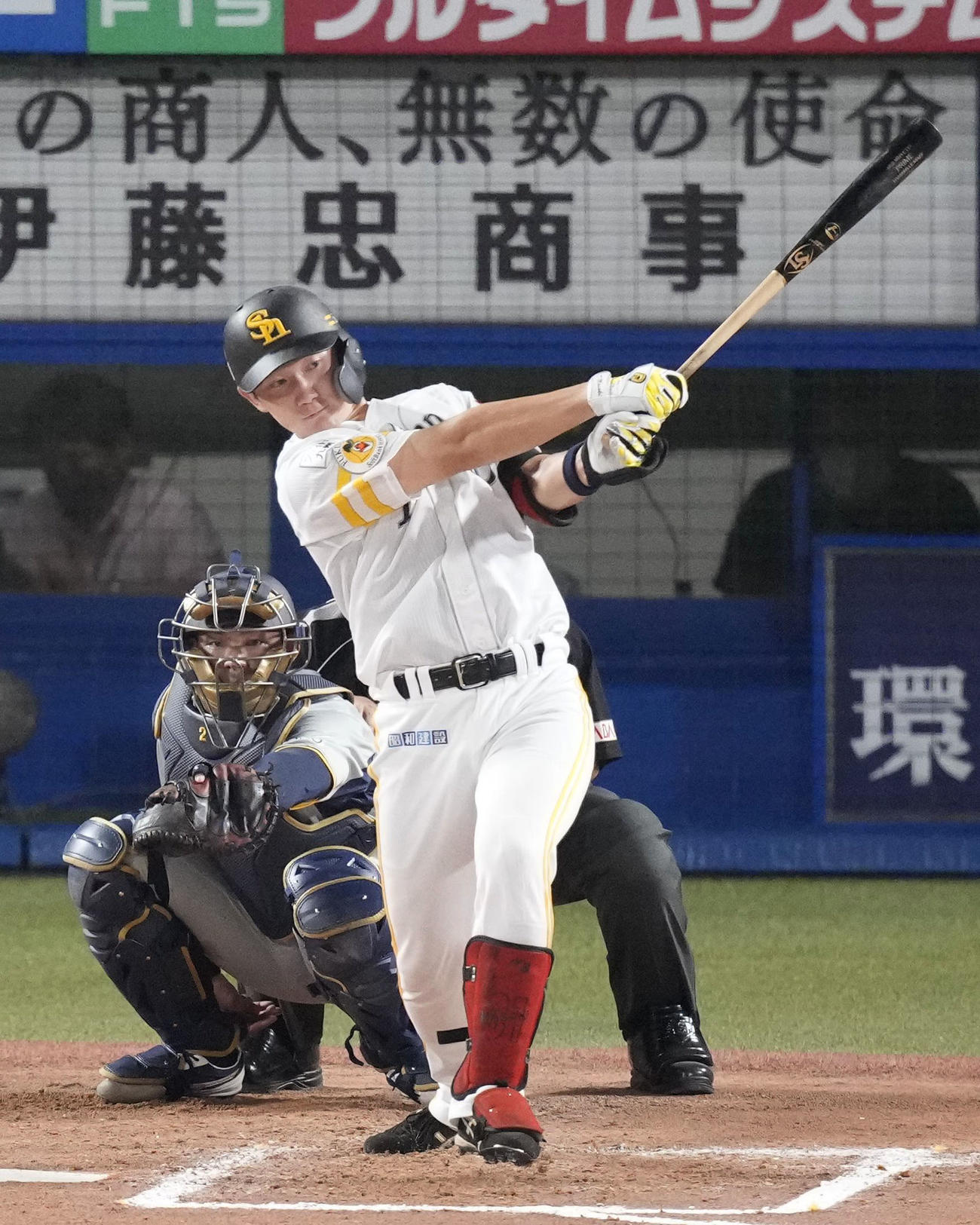 7回NPB選抜1死二塁、正木が左翼線に適時二塁打を放つ。捕手城野（共同）