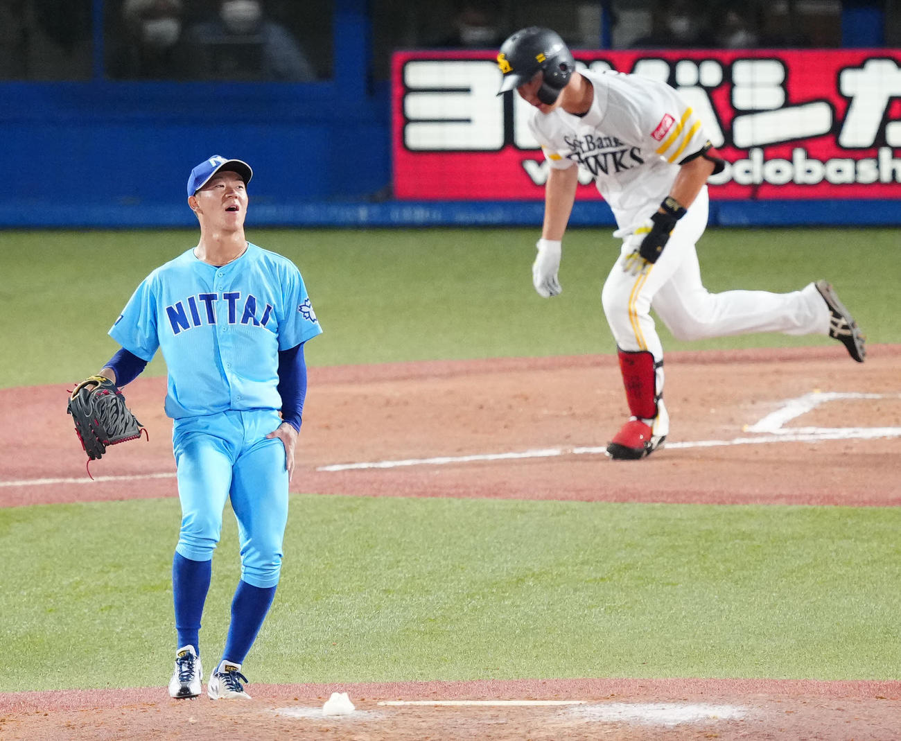 U23NPB選抜対大学・社会人選抜　7回裏U23NPB選抜1死二塁、正木（右）に適時二塁打を浴びる矢沢（撮影・江口和貴）