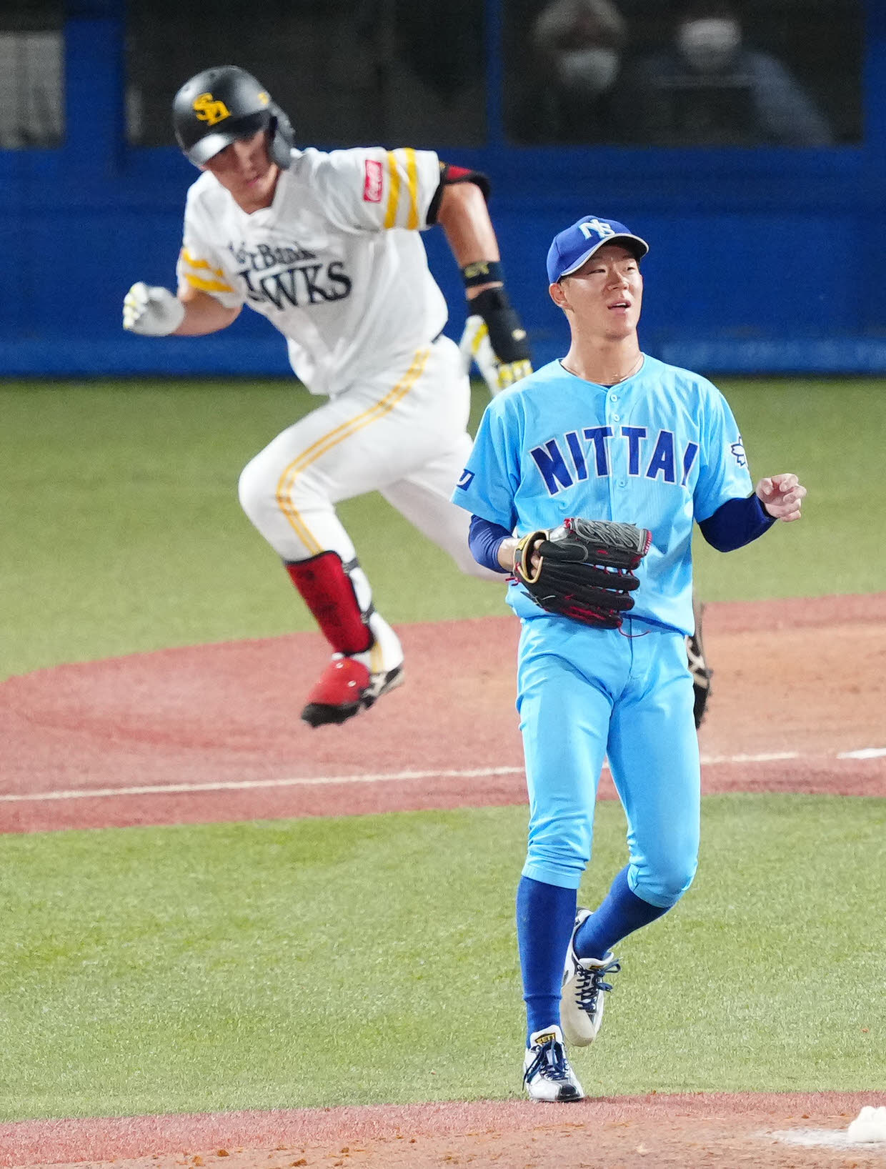 U23NPB選抜対大学・社会人選抜　7回裏U23NPB選抜1死二塁、正木（左）に適時二塁打を浴びる矢沢（撮影・江口和貴）
