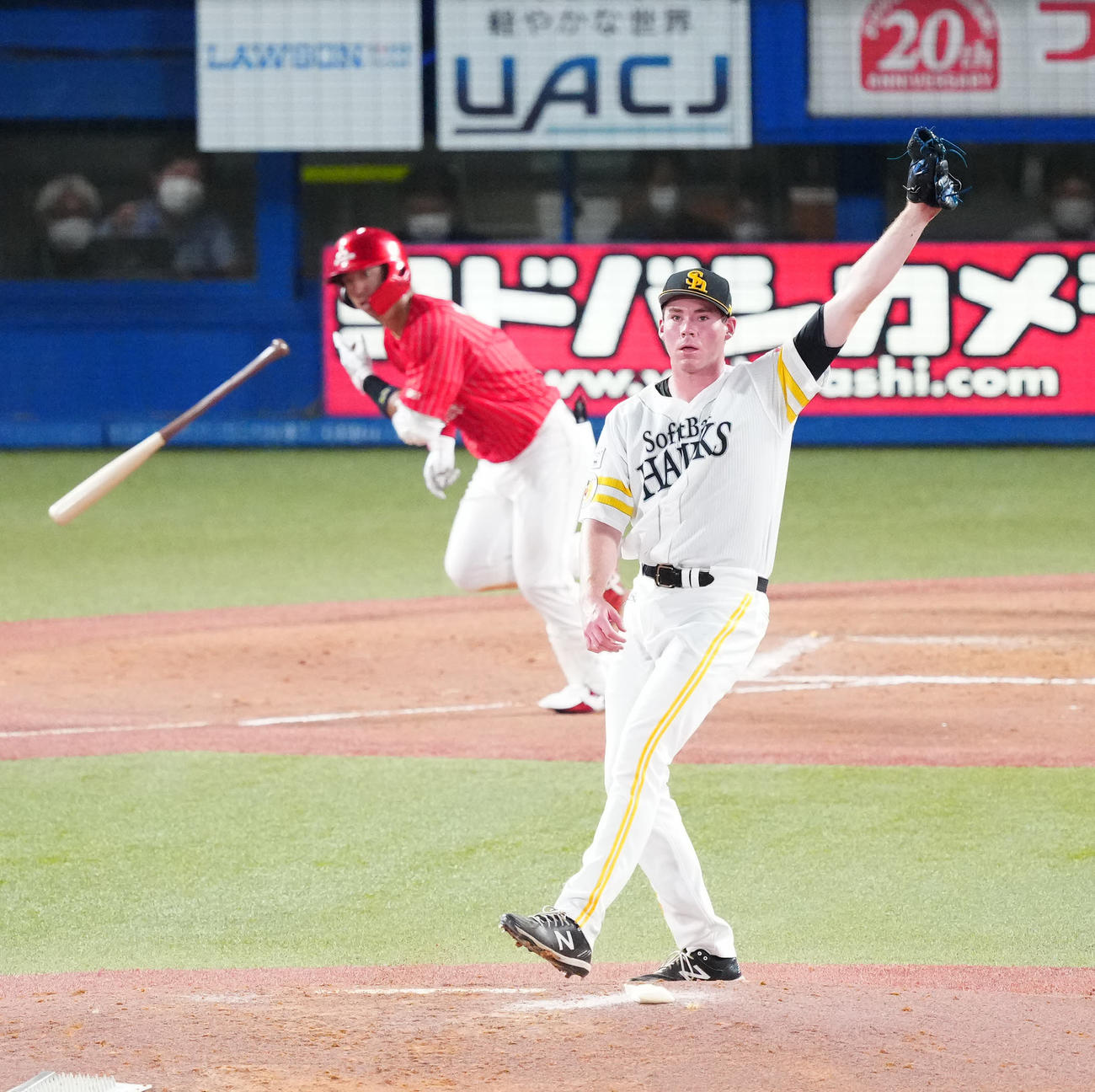 U23NPB選抜対大学・社会人選抜　4回表大学・社会人選抜1死一塁、中山（後方）に中前打を浴びるスチュワート（撮影・江口和貴）