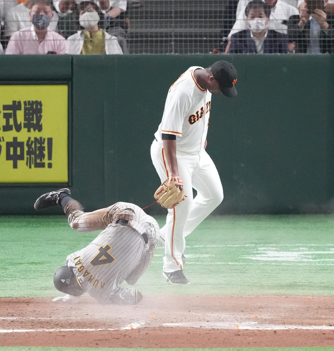 巨人対阪神　7回表阪神1死二、三塁、北條の中犠飛で三塁から生還する熊谷（手前）を前に肩を落とすメルセデス（撮影・菅敏）