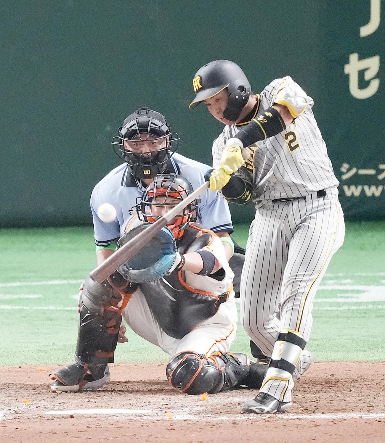 巨人対阪神　9回表阪神1死二、三塁、右2点適時打を放つ梅野（撮影・菅敏）