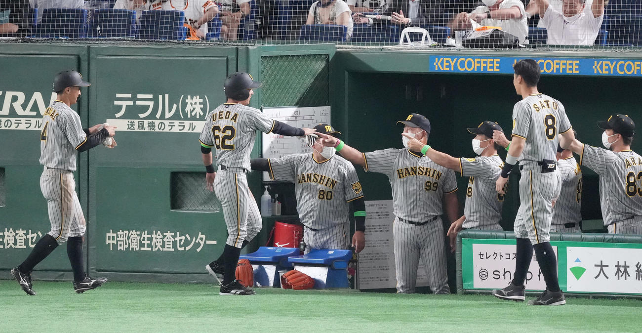 巨人対阪神　9回表阪神1死二、三塁、梅野の2点適時打で生還しベンチに迎えられる三塁走者植田（左から2人目）と二塁走者熊谷（左端）（撮影・菅敏）