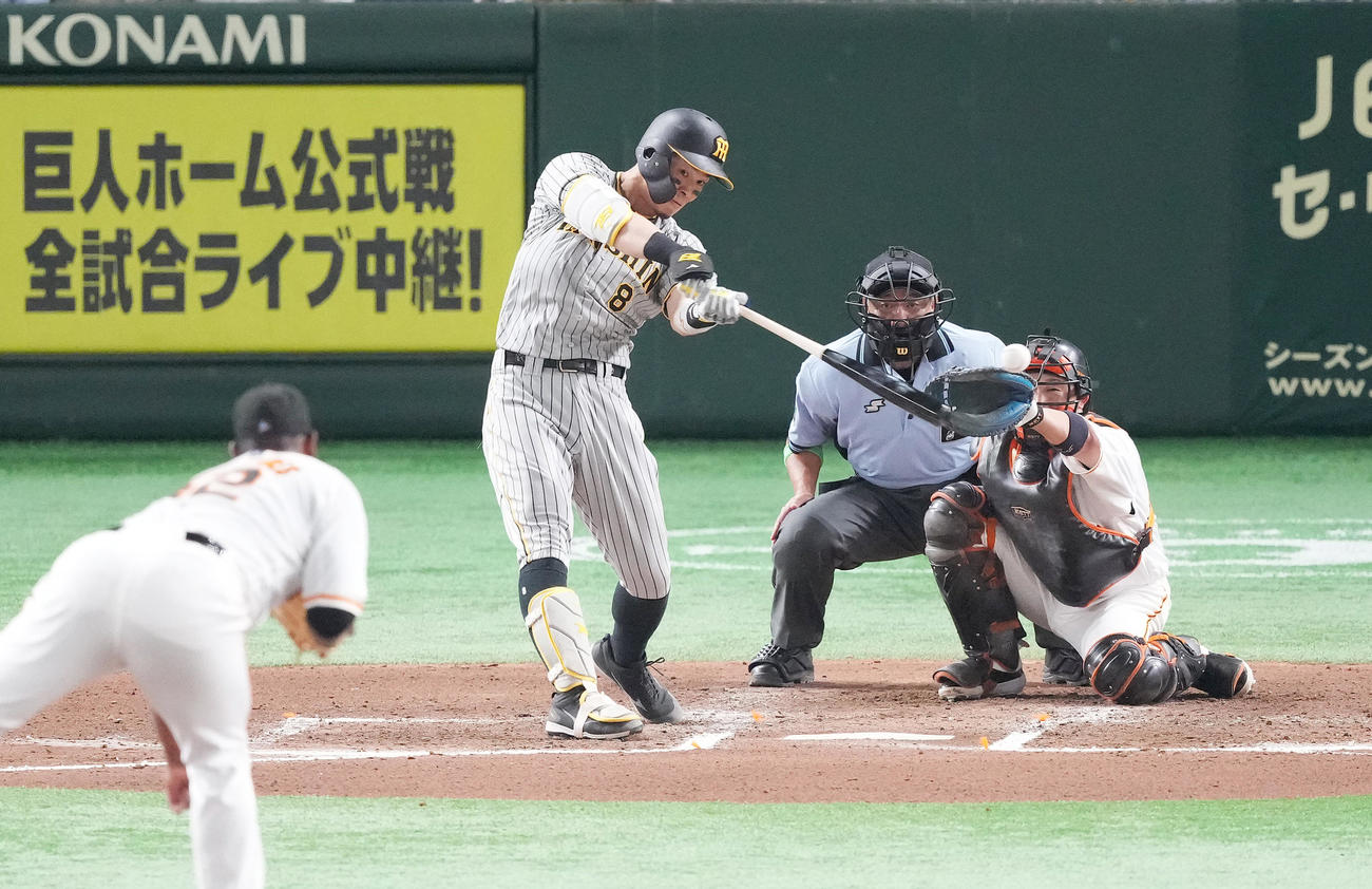 巨人対阪神　6回表阪神1死二塁、左適時打を放つ佐藤輝（撮影・菅敏）