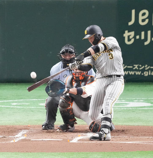 巨人対阪神　2回表阪神1死、右越えに先制のソロ本塁打を放つ大山（撮影・菅敏）