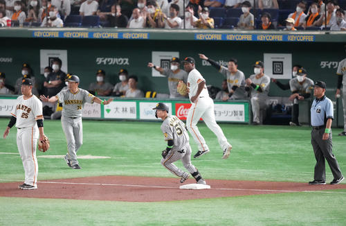 巨人対阪神　3回表阪神2死、右三塁打を放ちった中野。中央右は投手メルセデス（撮影・菅敏）
