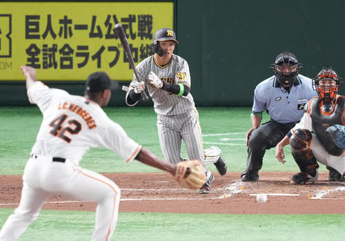 巨人対阪神　3回表阪神2死三塁、中前に適時打を放つ島田。投手メルセデス（撮影・菅敏）