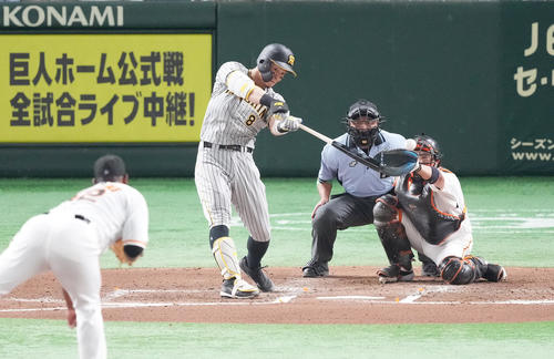 巨人対阪神　6回表阪神1死二塁、左適時打を放つ佐藤輝（撮影・菅敏）