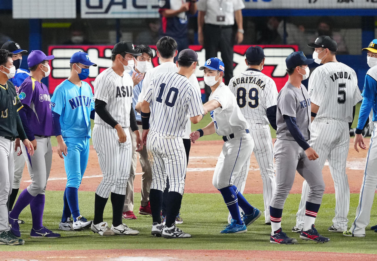 U23NPB選抜対大学・社会人選抜　試合後、大学・社会人選抜の山田（中央左）と言葉を交わすU23NPB選抜の根尾（撮影・江口和貴）