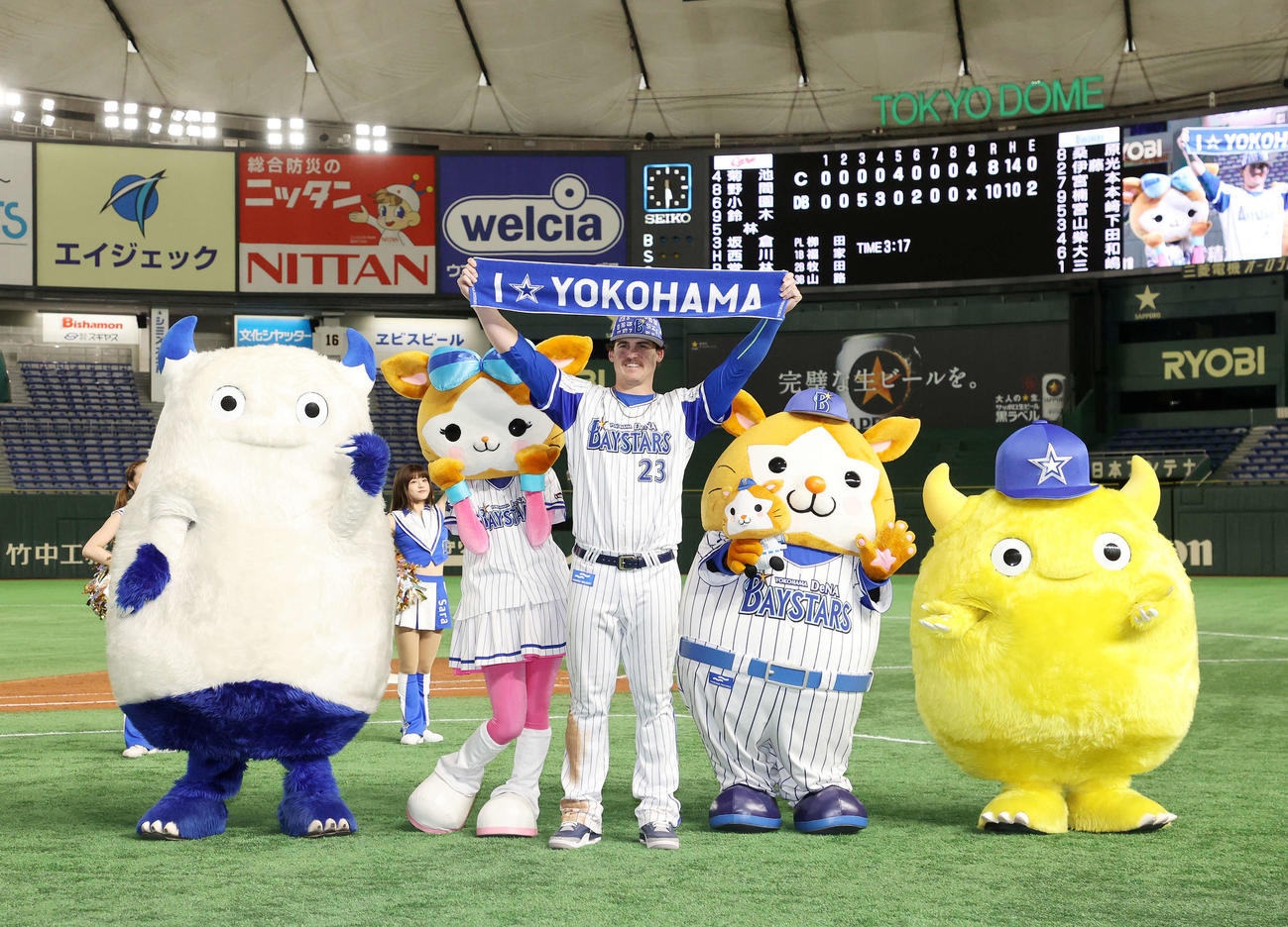 勝利しタオルを掲げるDeNAオースティン（2021年6月20日撮影）