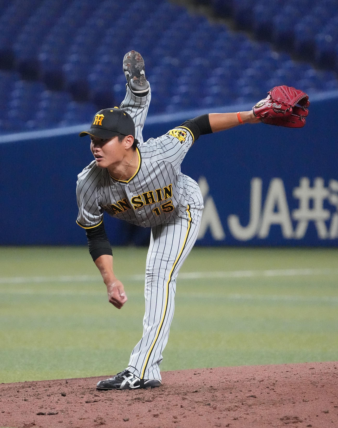 ウエスタンリーグ中日対阪神　4回裏、力投する阪神先発の西純（撮影・森本幸一）