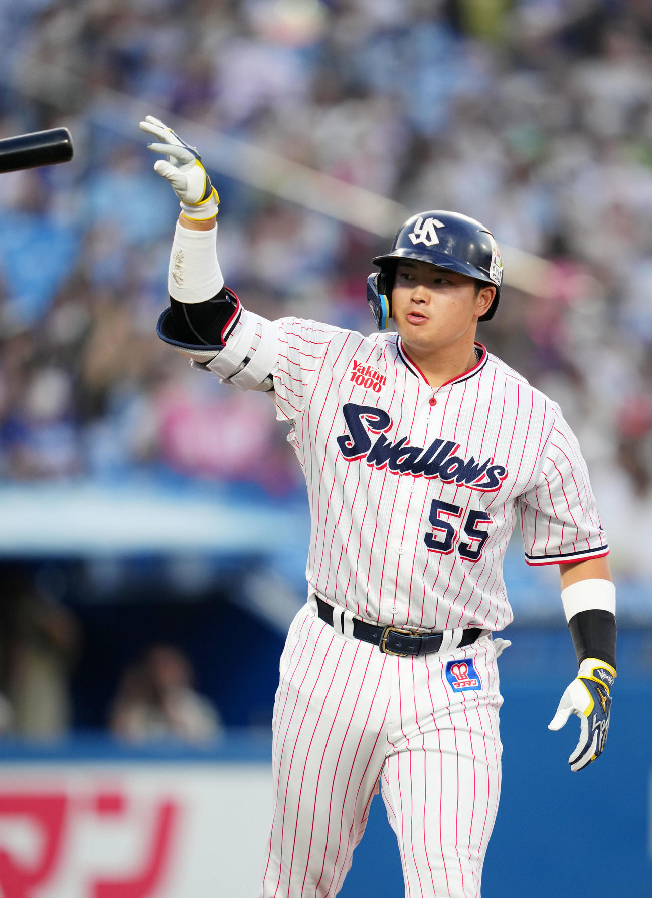 ヤクルト対中日　1回裏ヤクルト2死、4打席連続となる右越え本塁打を放ち、バットを放り投げる村上（撮影・横山健太）