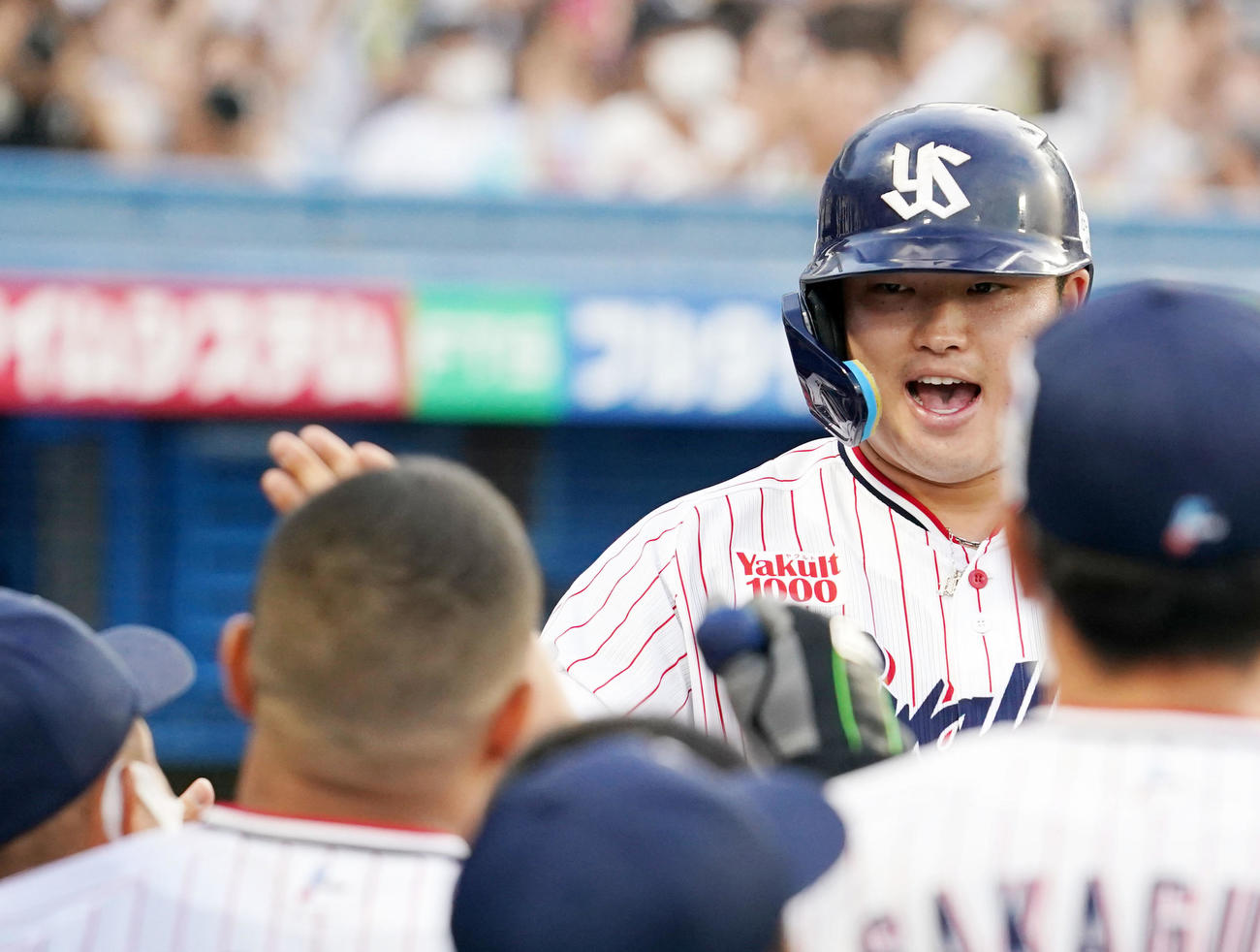 ヤクルト対中日　1回裏ヤクルト2死、右越え本塁打を放ちタッチを交わす村上（撮影・横山健太）