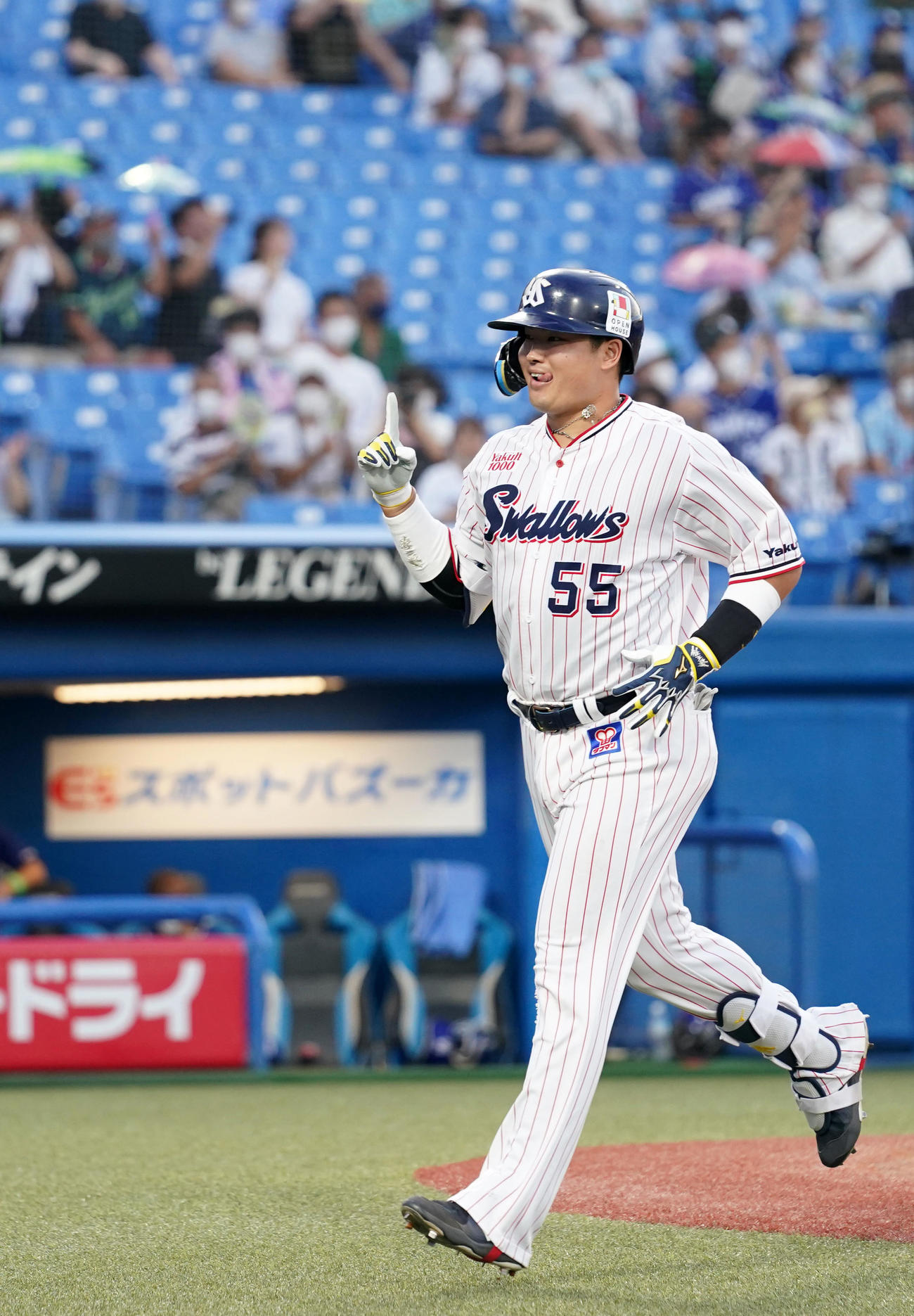 ヤクルト対中日　1回裏ヤクルト2死、4打席連続となる右越え本塁打を放ち、ベンチに向かって1本指を立ててポーズを決める村上（撮影・横山健太）