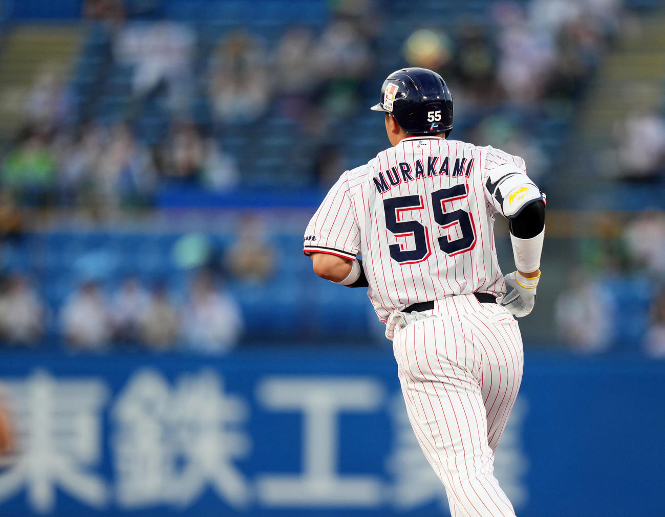 ヤクルト対中日　1回裏ヤクルト2死、右越え本塁打を放ち一塁をまわる村上（撮影・横山健太）