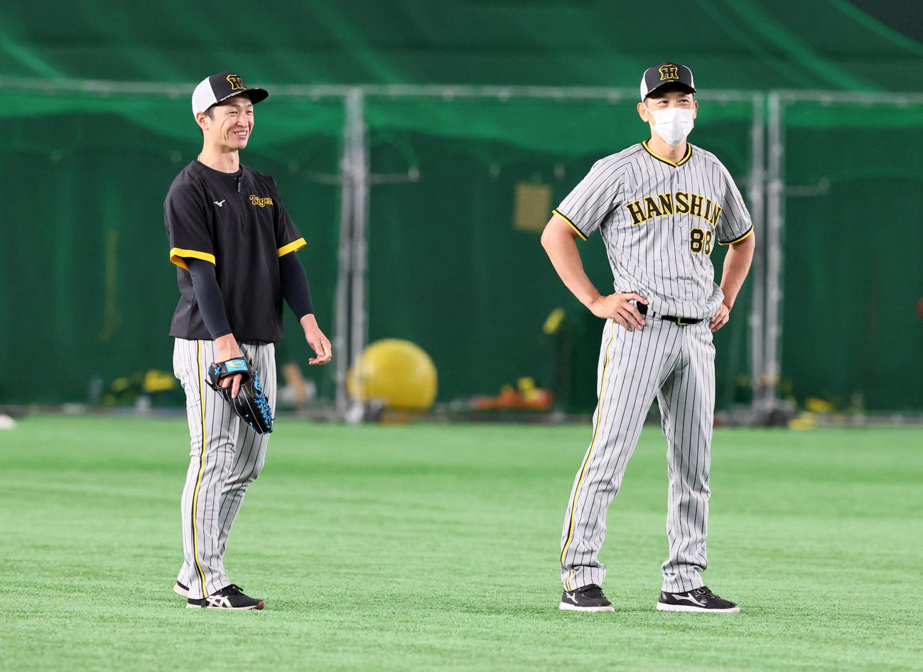 巨人対阪神　近本（左）は矢野監督と談笑（撮影・加藤哉）