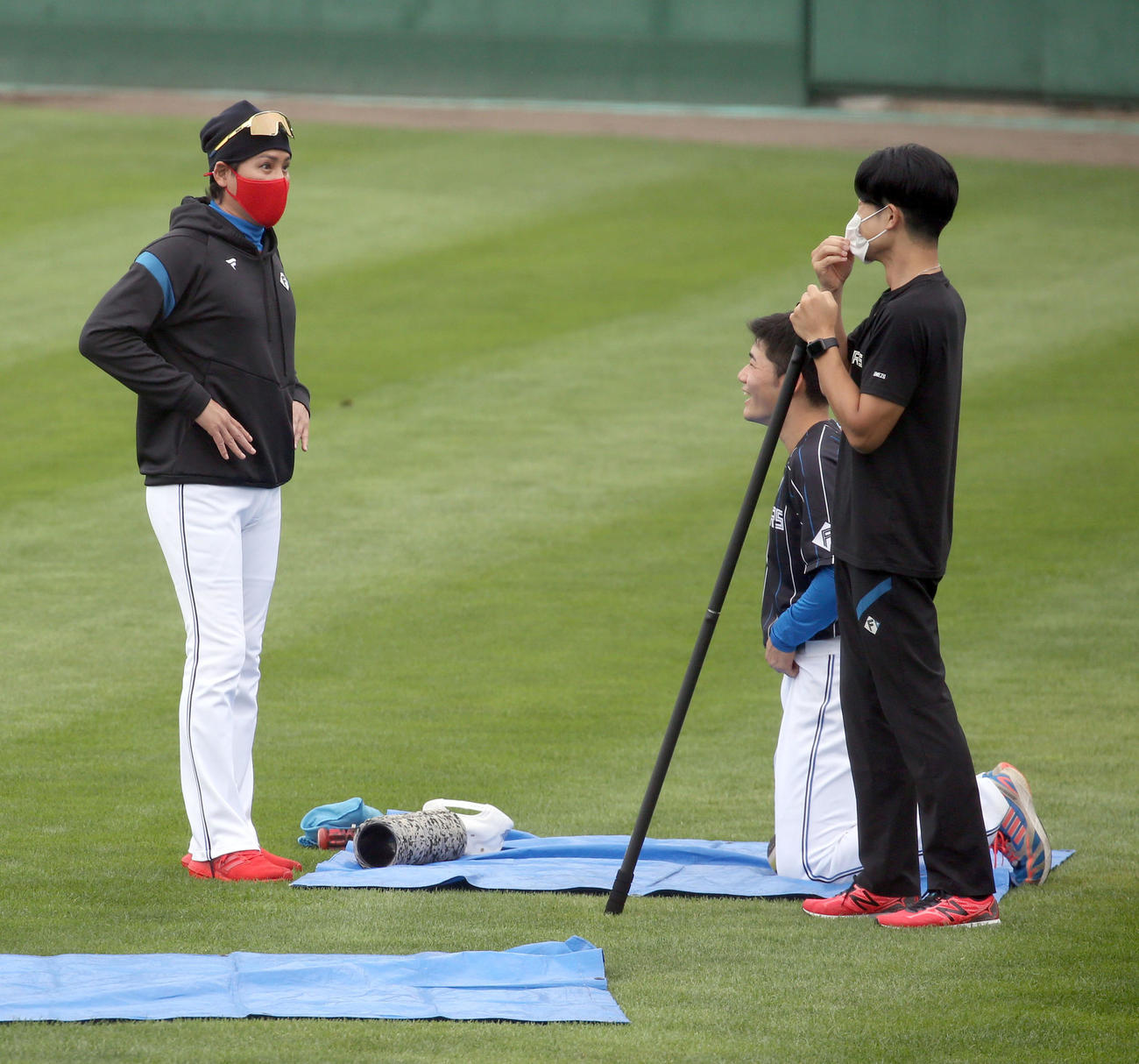 日本ハム対ソフトバンク　試合前、会話する新庄監督（左）と清宮（撮影・佐藤翔太）