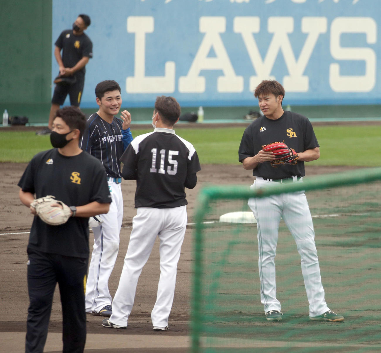日本ハム対ソフトバンク　試合前、談笑する清宮（左）と柳田（撮影・佐藤翔太）