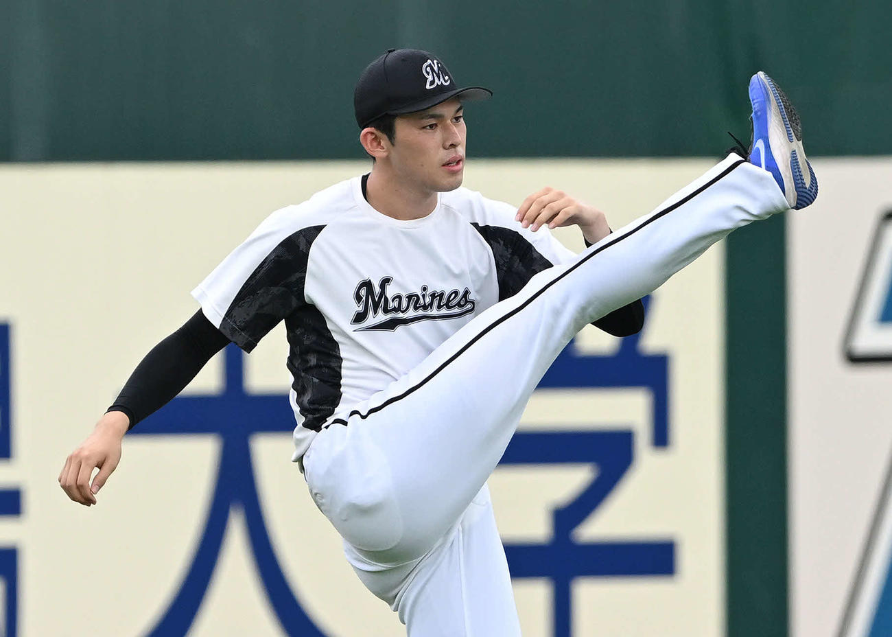 楽天対ロッテ　試合前練習のウオーミングアップするロッテ佐々木朗（撮影・滝沢徹郎）