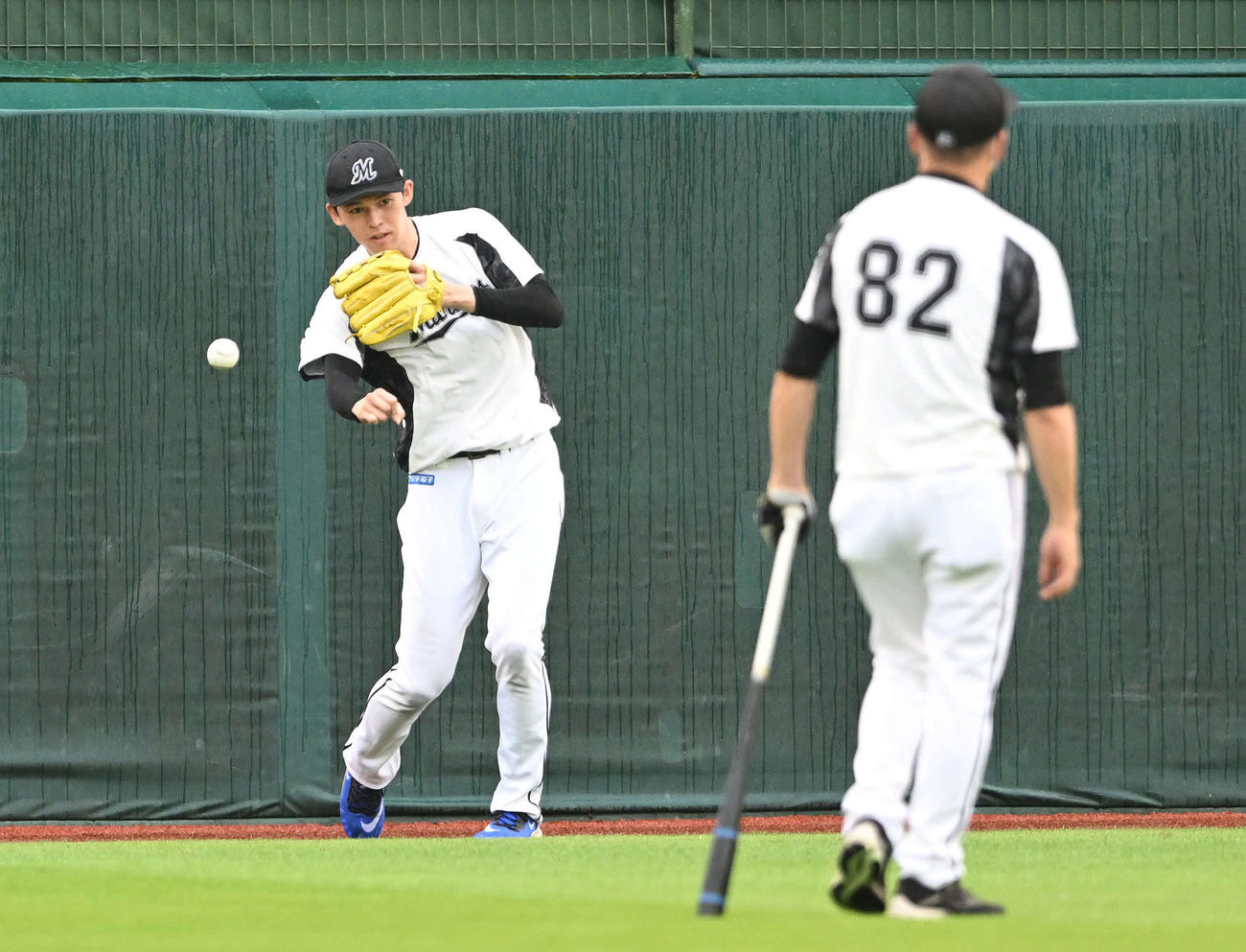 楽天対ロッテ　試合前練習でノックを受けるロッテ佐々木朗（撮影・滝沢徹郎）
