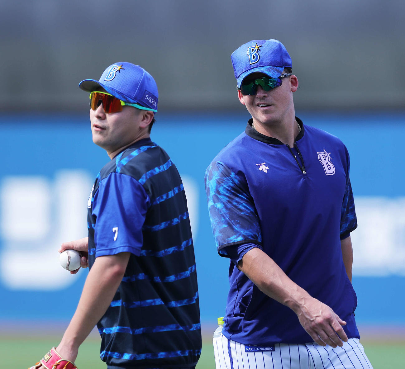 DeNA対広島　試合前、佐野（左）と言葉を交わすDeNAオースティン（撮影・河田真司）