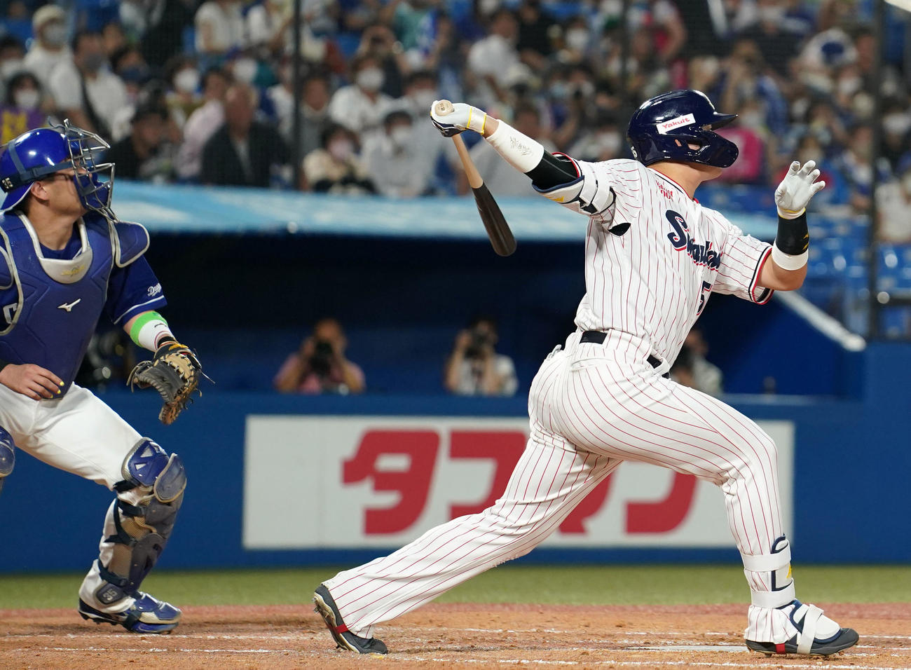 ヤクルト対中日　3回裏ヤクルト1死一塁、プロ野球新記録の5打席連続となる左中間への2点本塁打を放つ村上（撮影・横山健太）