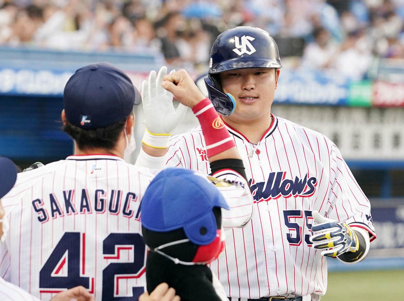 ヤクルト対中日　1回裏ヤクルト2死、右越え本塁打を放ちタッチを交わす村上（撮影・横山健太）
