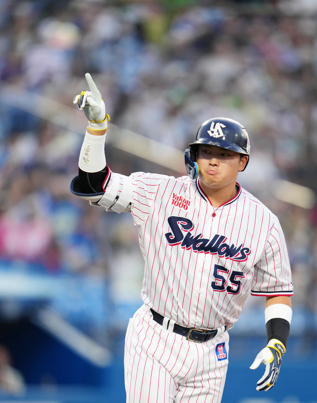 ヤクルト対中日　1回裏ヤクルト2死、4打席連続となる右越え本塁打を放ち指を突き上げる村上（撮影・横山健太）