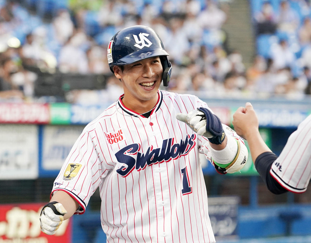ヤクルト対中日　1回裏ヤクルト2死、中越え本塁打を放ち笑顔を見せる山田（撮影・横山健太）