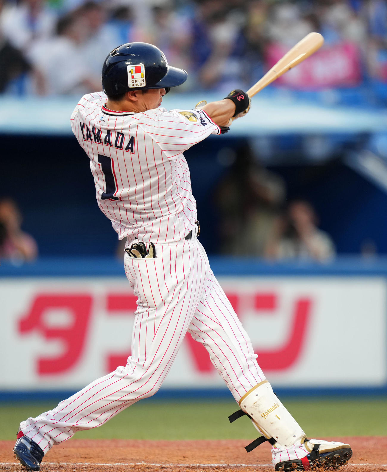 ヤクルト対中日　1回裏ヤクルト2死、中越え本塁打を放つ山田（撮影・横山健太）
