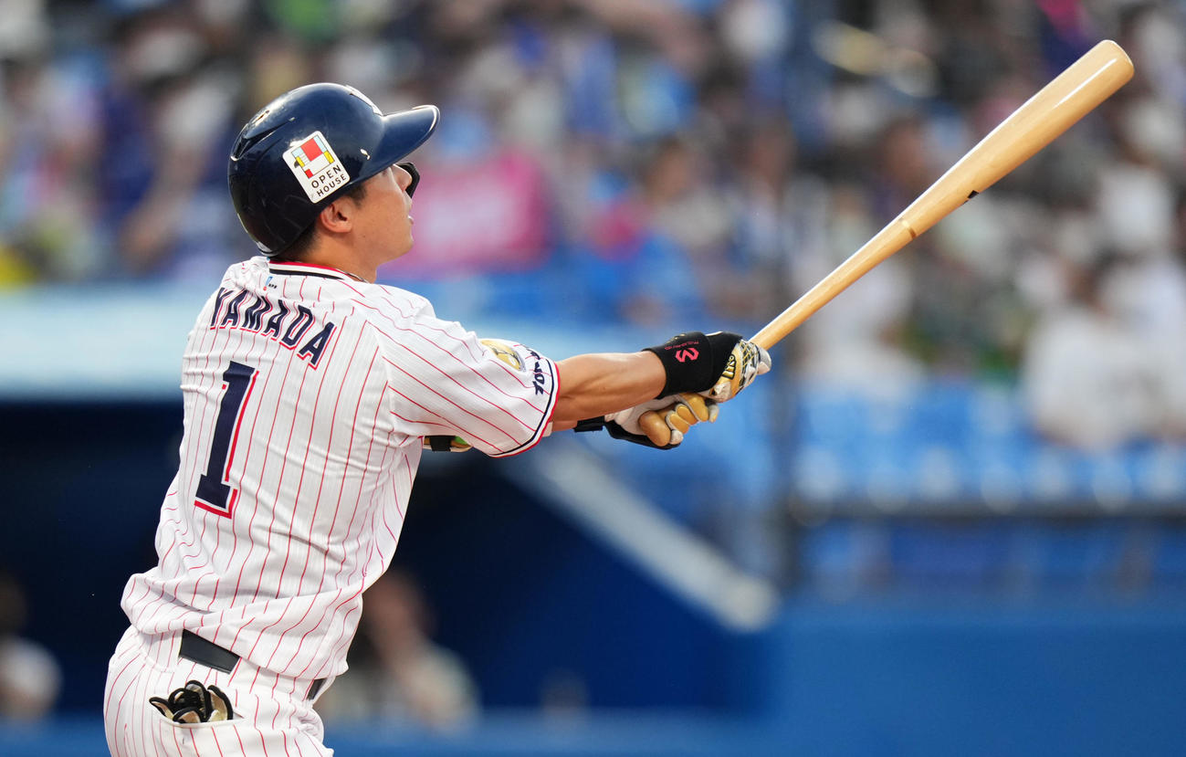 ヤクルト対中日　1回裏ヤクルト2死、中越え本塁打を放つ山田（撮影・横山健太）