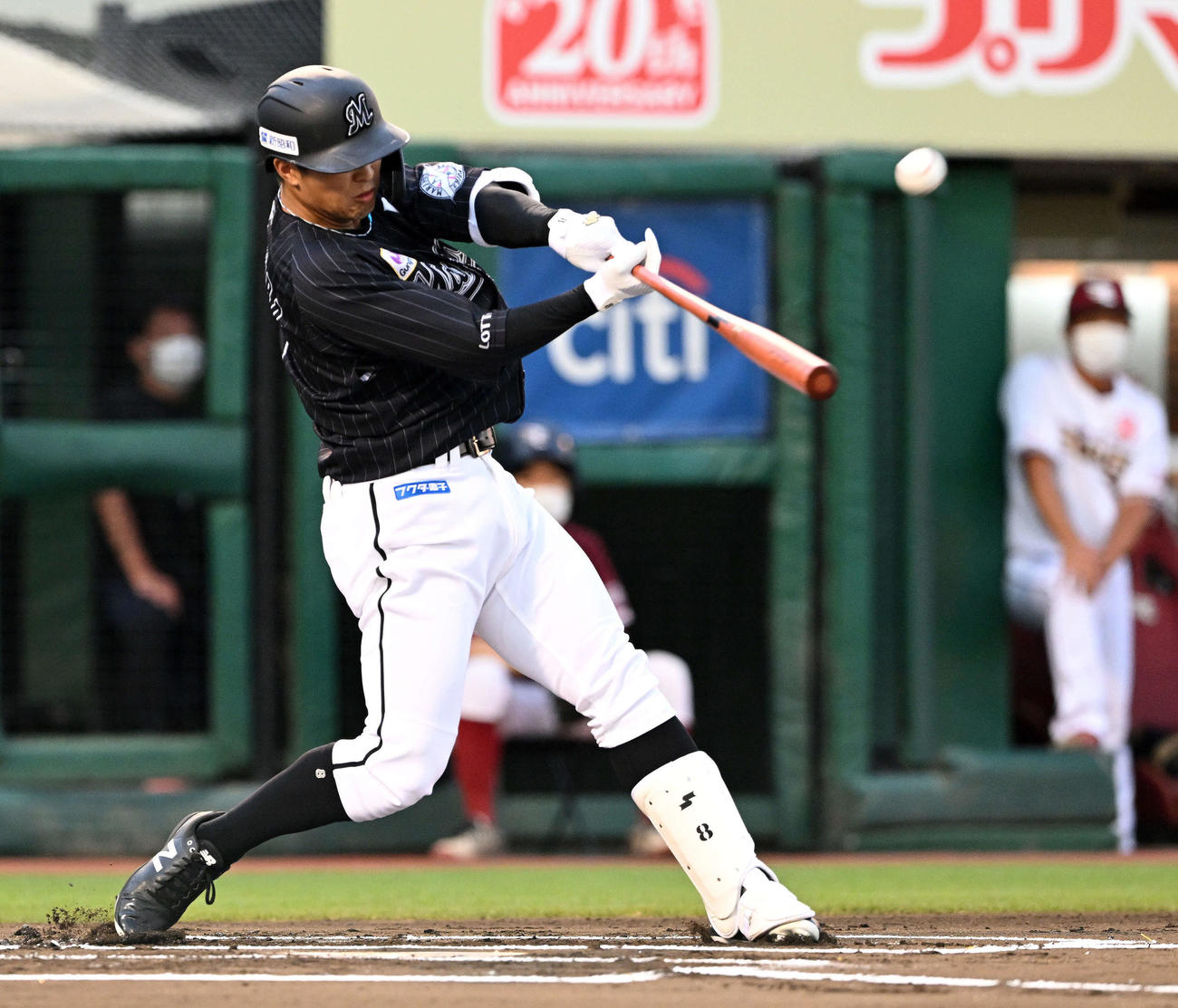 楽天対ロッテ　1回表ロッテ1死二塁、中村奨は先制の左越え2点本塁打を放つ（撮影・滝沢徹郎）