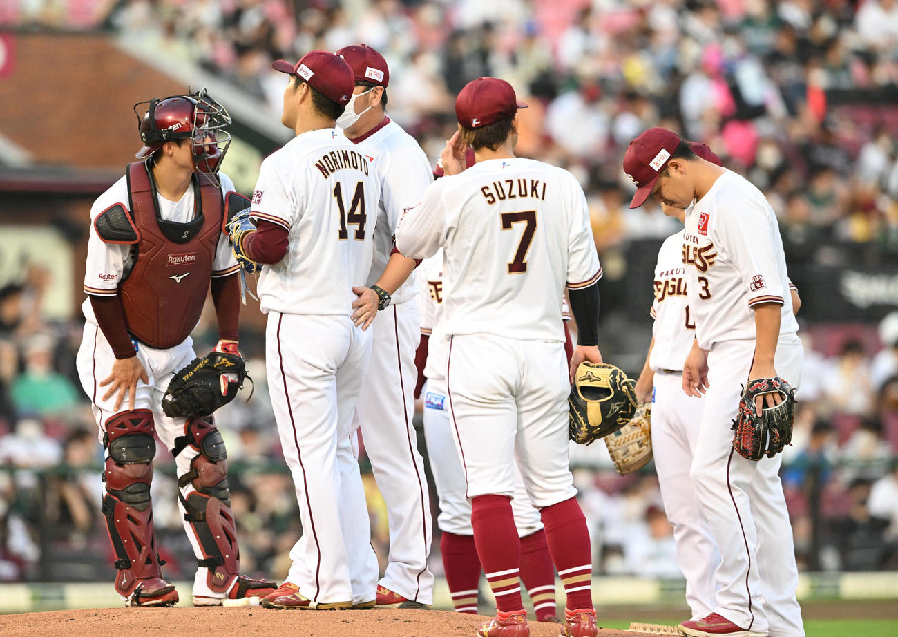 楽天対ロッテ　1回表、ピンチにマウンドに集まる楽天の選手たち（撮影・滝沢徹郎）