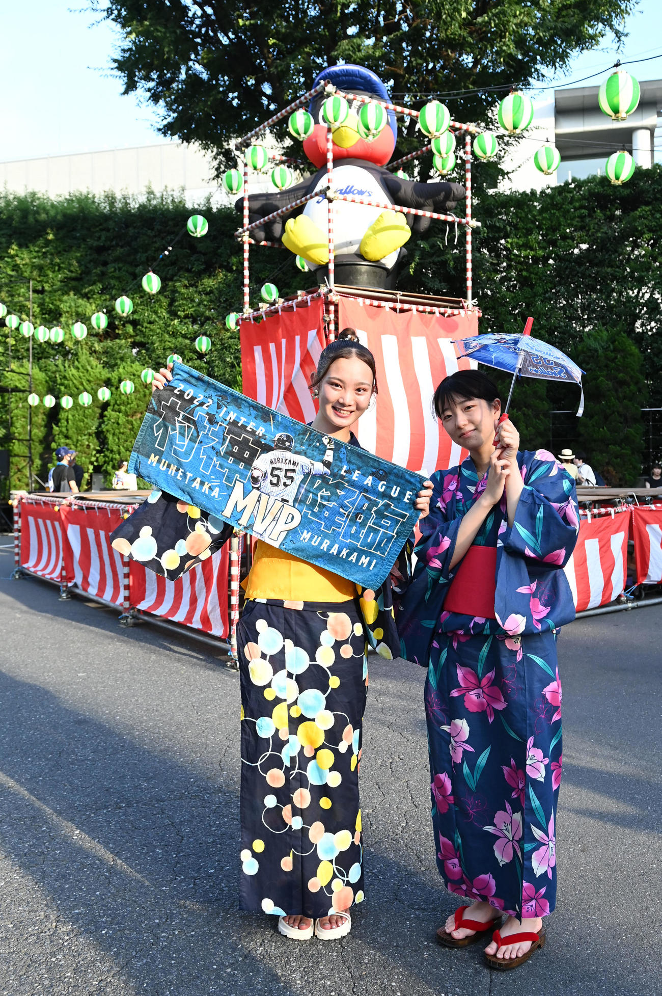 ヤクルト対中日　浴衣姿で村上グッズを持ち笑顔を見せるヤクルトファン（撮影・横山健太）