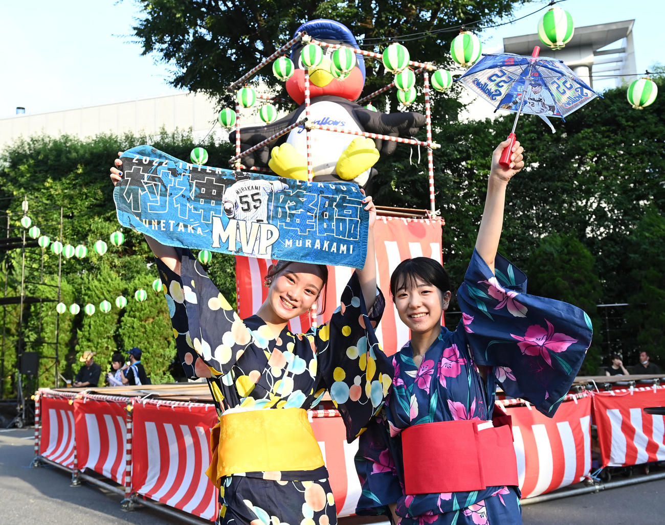 ヤクルト対中日　浴衣姿で村上グッズを持ち笑顔を見せるヤクルトファン（撮影・横山健太）